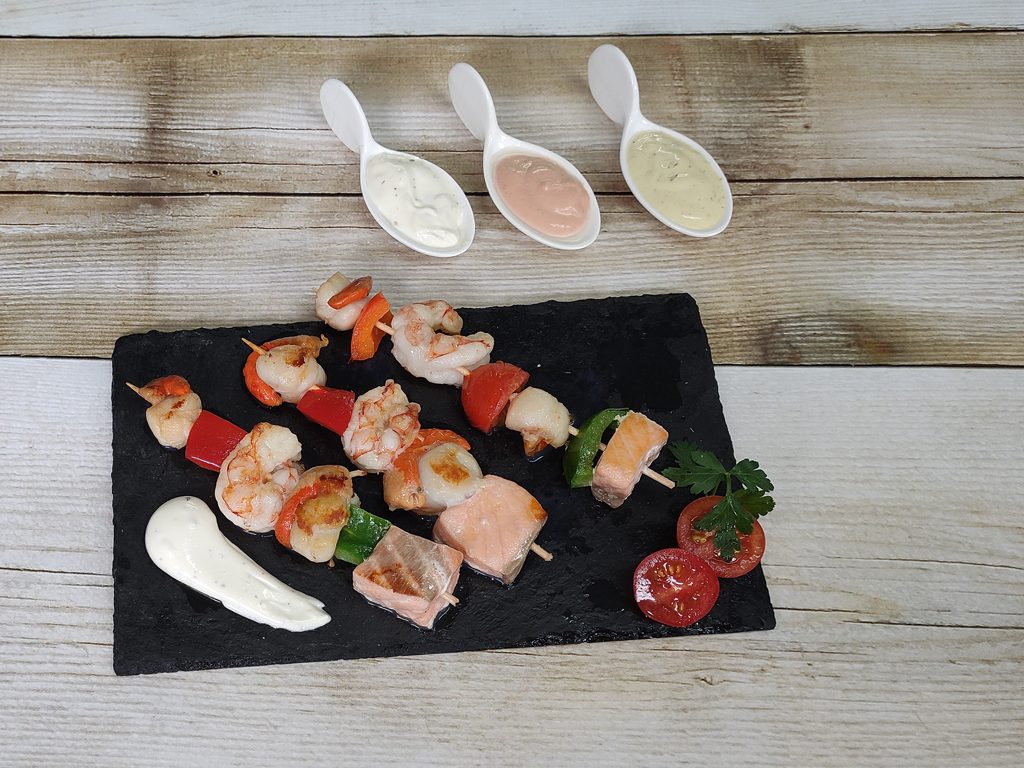 Brochetas de pescado y marisco