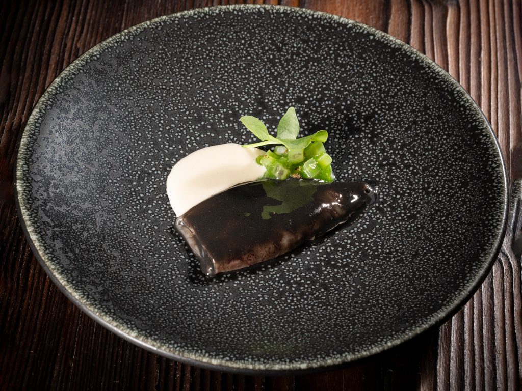 Receta de Calamar confitado, beurre blanc al mejillón, salsa de tinta y guiso de pencas de acelga