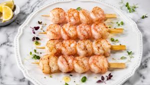 Brocheta de langostinos con salsa